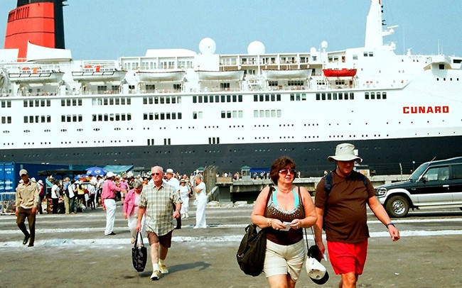 Du khách đến Thừa Thiên Huế bằng tàu du lịch quốc tế qua cảng Chân Mây. Ảnh: CÔNG HẬU