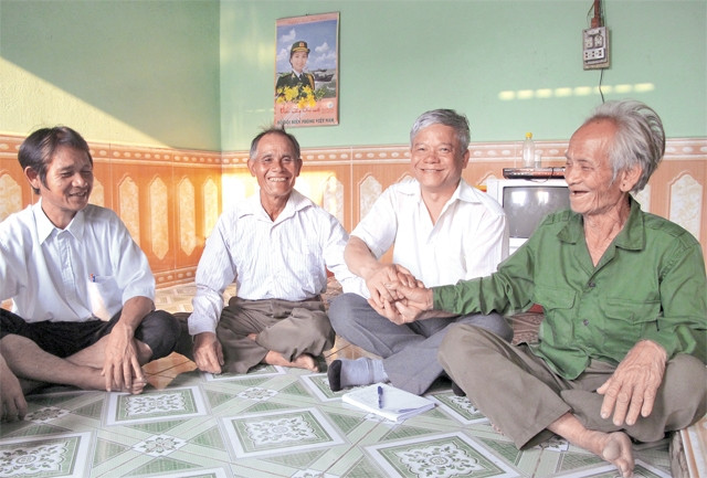 Tác giả (thứ hai từ phải sang) gặp gỡ A Nghiêm, A Nhóa, A Bố là người dân xã Xốp, huyện Ðác Glây, tỉnh Kon Tum.