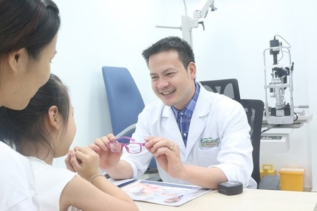 Mùa đi bơi, cẩn trọng với các bệnh về mắt