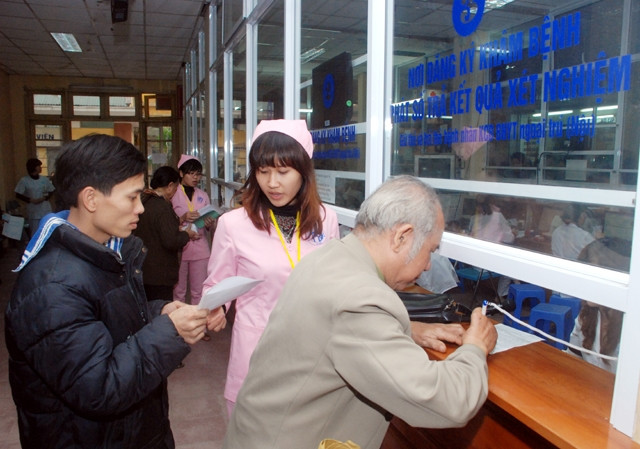 Người bệnh làm thủ tục đăng ký khám bệnh bảo hiểm y tế tại Bệnh viện Ða khoa Xanh Pôn (Hà Nội). Ảnh: THU HÀ