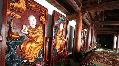 Những tác phẩm điêu khắc cổ vô giá ở chùa Trăm Gian đã được làm mới lòe loẹt. (Ảnh: Internet)