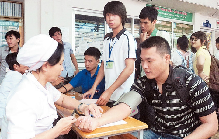 Các bạn sinh viên tham gia hiến máu nhân đạo.