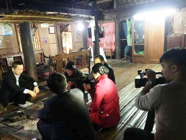 Đoàn công tác của Báo Nhân Dân, Trung tâm Truyền hình Nhân Dân và Tỉnh ủy Bắc Cạn thăm, tặng quà cán bộ tiền khởi nghĩa Triệu Văn Vấn ở xã Nghĩa Tá, huyện Chợ Đồn.