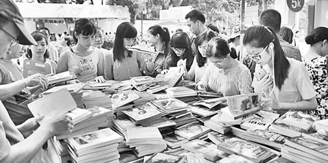 Những gian hàng sách giá rẻ luôn thu hút nhiều bạn đọc trẻ.