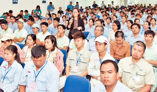 Đại diện công nhân, lao động phát biểu ý kiến tại buổi đối thoại. Ảnh: ĐĂNG ANH