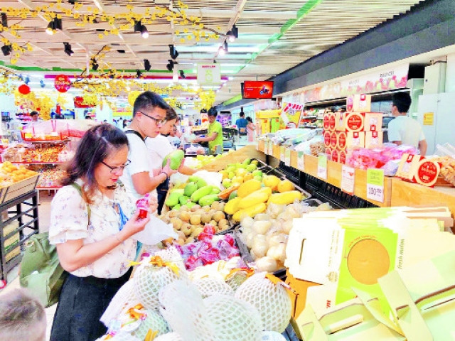 Người tiêu dùng mua sắm tại siêu thị BigC, quận 2. Ảnh: LÝ NGUYỄN