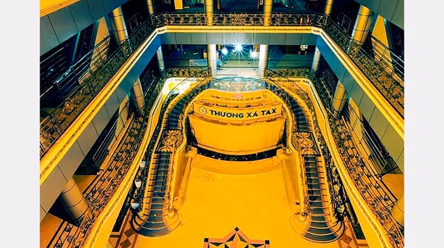 Sảnh chính Thương xá Tax với cầu thang lên tầng hai trước ngày phá dỡ.