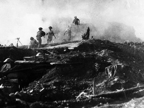 Sau tiếng nổ của khối bộc phá "nghìn cân" trong lòng đồi A1, các chiến sĩ xung kích tiến lên tiêu diệt hoàn toàn cứ điểm A1.