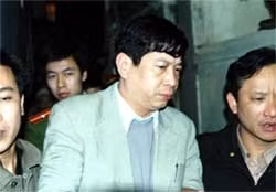 Bị can Bùi Tiến Dũng bị dẫn giải về <br>khám xét tại nhà riêng (20-1-2006).