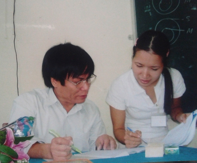 Thầy Phan Trọng Hòa và sinh viên trong giờ giải lao.