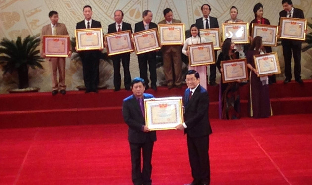 Giám đốc Nhà hát, NS Nguyễn Hoàng Tuấn nhận danh hiệu NSND.