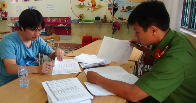 Đại diện cơ quan điều tra làm việc với một đối tượng liên quan trong đường dây cá độ bóng đá tiền tỷ tại Quảng Bình.