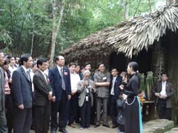 Khách du lịch tham quan lán
Nà Lừa (Sơn Dương, Tuyên Quang).