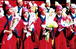 Những gương mặt sinh viên xuất sắc
ngành kiến trúc - xây dựng được
chọn trao giải thưởng Loa Thành 2005.