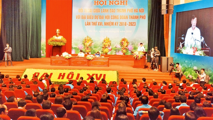 Hội nghị đối thoại giữa lãnh đạo thành phố với đại biểu dự Ðại hội Công đoàn thành phố lần thứ 16, ngày 24-4-2018. Ảnh: DUY LINH