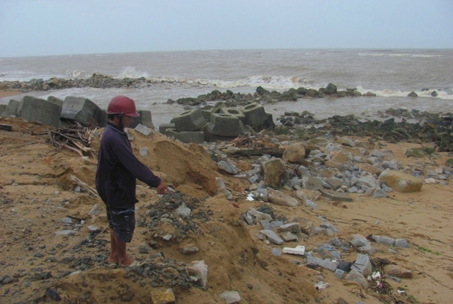 Hiện trường sạt lở hơn 100m kè, cuốn, vùi lấp gần 1.500 cấu kiện bê-tông ngăn sóng.