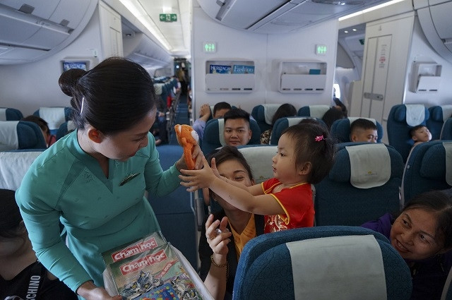 Những món quà được trao gửi thay cho lời chúc và cảm ơn của Vietnam Airlines dành cho các hành khách “nhí” đã đồng hành cùng Hãng trong thời gian qua.