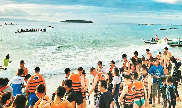 Đến Oslob xem cá mập voi