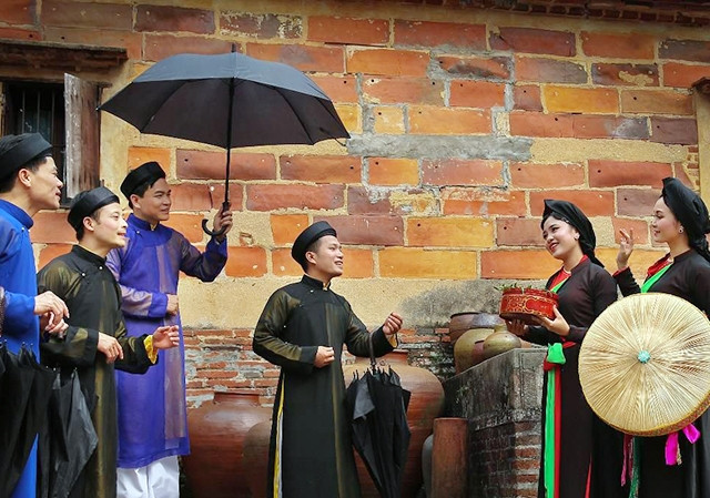 Biểu diễn quan họ tại chùa Bổ Ðà, huyện Việt Yên (Bắc Giang). Ảnh: VƯƠNG LÂM