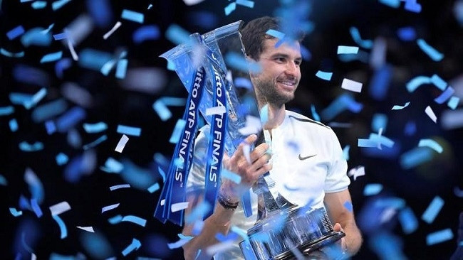 Grigor Dimitrov hạnh phúc bên chiếc cúp ATP Finals đầu tiên trong sự nghiệp. (Ảnh: Reuters)