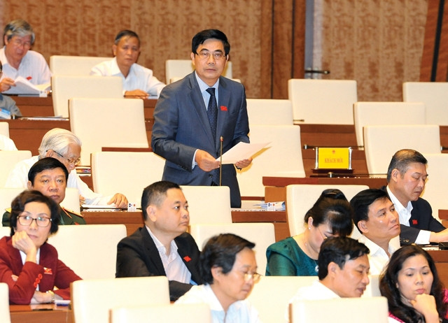 Bộ trưởng Cao Đúc Phát trả lời chất vấn tại nghị trường Quốc hội về vấn đề thực phẩm bẩn.