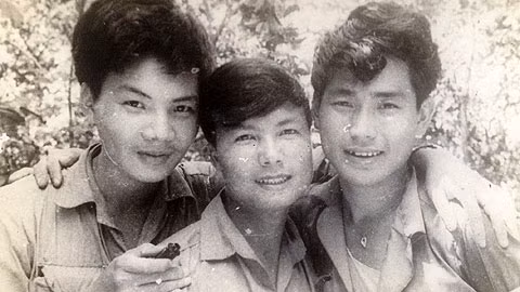 Ông Nguyễn Hữu Nguyên (ngoài cùng bên trái) cùng đồng đội thời kỳ ở chiến trường.