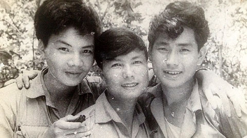 Ông Nguyễn Hữu Nguyên (ngoài cùng bên trái) cùng đồng đội thời kỳ ở chiến trường.