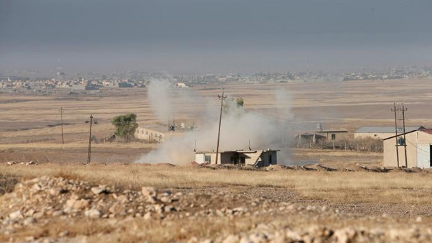 Khói bốc lên từ phía đông thành phố Mosul, Iraq, trong khi xảy ra giao tranh giữa lực lượng của Chính phủ Iraq và các tay súng IS, ngày 17-10-2016. (Ảnh: Reuters)