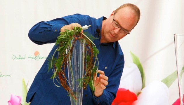 Klaas sáng tác tác phẩm Hoa cưới không cầm tay.