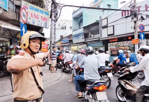 Đồng chí Nguyễn Thanh Thảo làm nhiệm vụ phân luồng giao thông.
