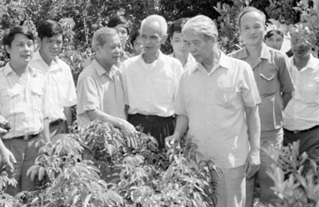 Tổng Bí thư Đỗ Mười thăm một hộ làm kinh tế giỏi ở thị trấn Chũ, huyện Lục Ngạn, tỉnh Bắc Giang (tháng 9/1994). (Ảnh: Xuân Lâm/TTXVN)