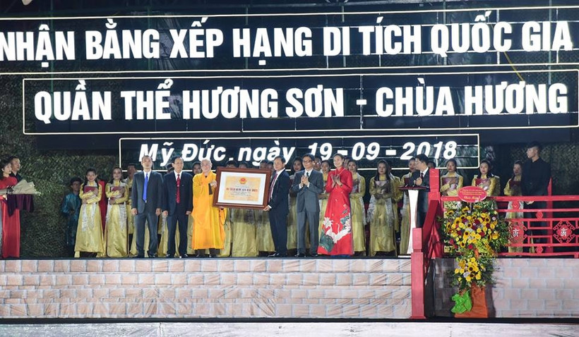 Phó Thủ tướng Vũ Đức Đam trao bằng xếp hạng Di tích Quốc gia đặc biệt đối với di tích Chùa Hương cho lãnh đạo huyện Mỹ Đức và Thượng tọa Thích Minh Hiền trụ trì Chùa Hương.