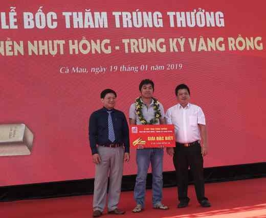 Khách hàng may mắn nhận phần thưởng 1 kg vàng Rồng từ Tập đoàn Sao Mai.