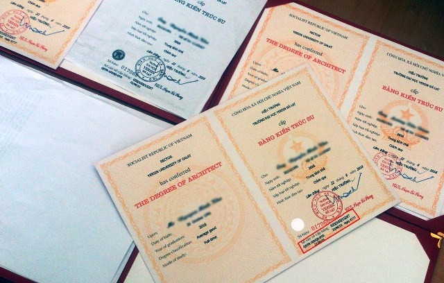 Hàng loạt văn bằng bị sai sót trong quá trình in ấn.