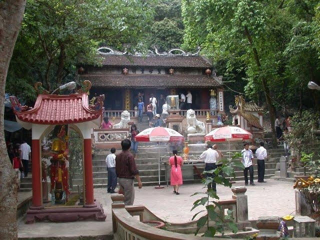 Cần chấn chỉnh công tác thu chi tiền công đức ở Đền ông Hoàng Mười 