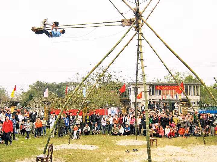 Lễ hội làng Thế Chí Tây.