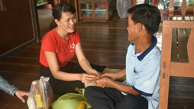 Cô giáo Minh Tâm đến với người nghèo.