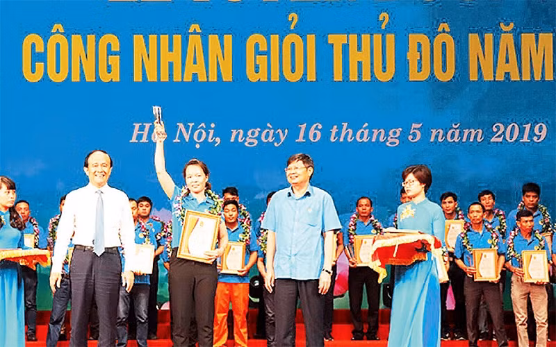 Lãnh đạo Tổng Liên đoàn Lao động Việt Nam và TP Hà Nội trao danh hiệu "Công nhân giỏi Thủ đô" năm 2019. Ảnh: TRẦN THẢO