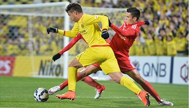 Kashiwa Reysol (áo vàng) đã có trận thắng đậm trước B.Bình Dương (áo đỏ). (ảnh: LĐBĐ châu Á)