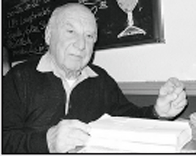 Nhà báo - thiếu tướng KGB V.Kê-vo-cốp trong phòng văn...