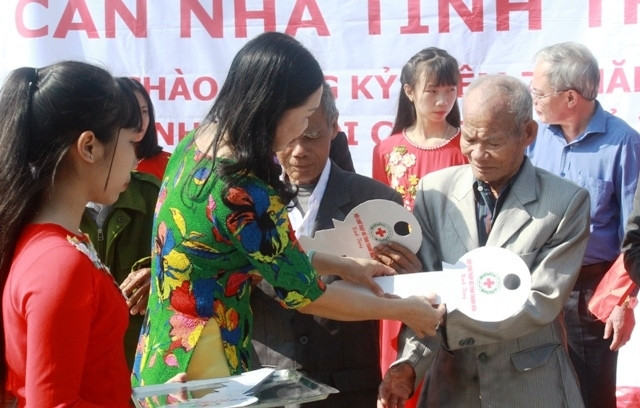 Lãnh đạo Hội Chữ thập đỏ bàn giao chìa khóa cho các ngư dân.