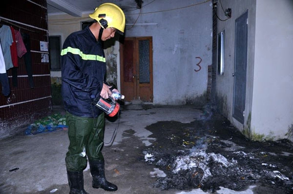 Hiện trường vụ đốt vàng mã làm cháy xe bồn và cây xăng Ka Long.