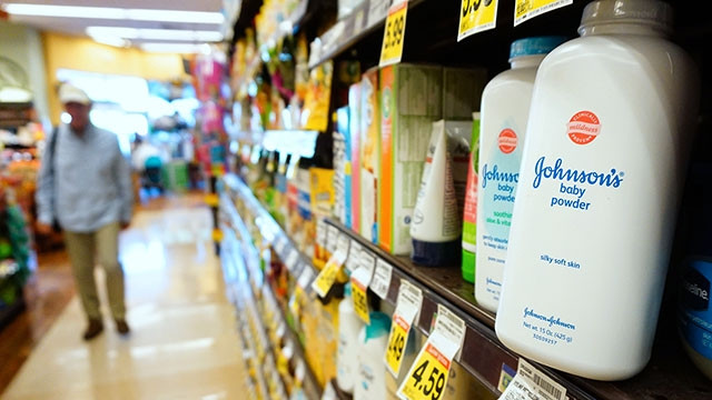 Sản phẩm phấn rôm trẻ em của J&J được bày bán trong một siêu thị ở Mỹ. Ảnh: SKY NEWS