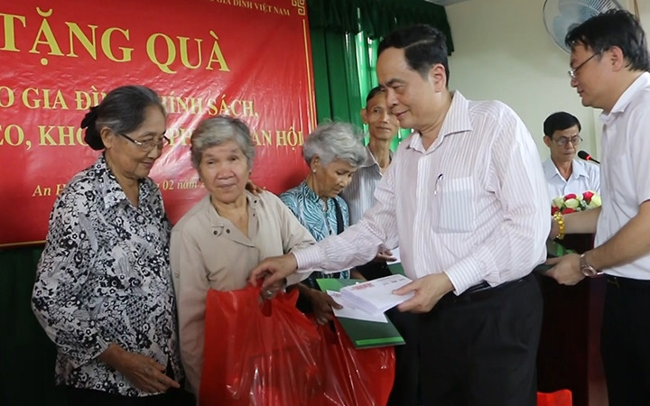 Đồng chí Trần Thanh Mẫn tặng quà các gia đình chính sách phường An Hội, quận Ninh Kiều, TP Cần Thơ