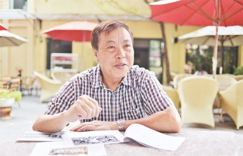 Cựu danh thủ Vũ Mạnh Hải bên những tấm hình về trận đấu đặc biệt. Ảnh: DƯƠNG MAI