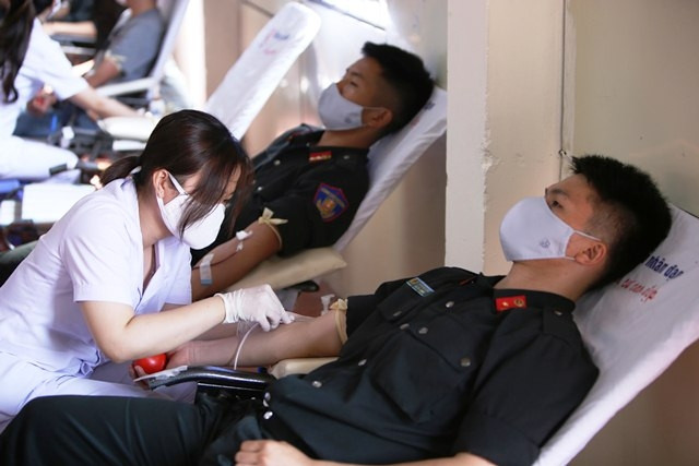 Các chiến sĩ cảnh sát cơ động tham gia hiến máu tình nguyện.