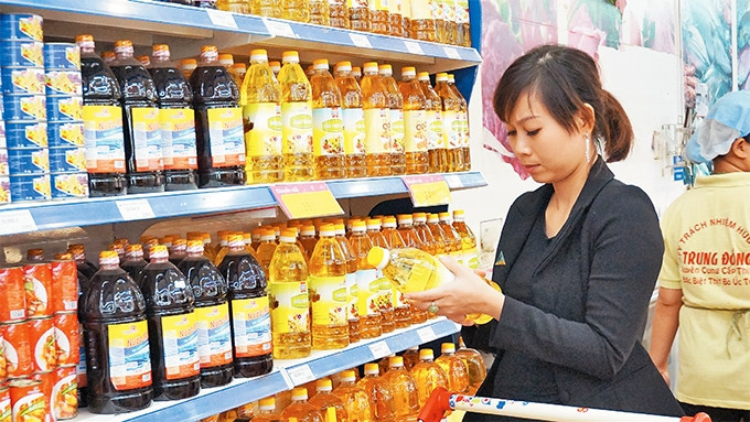 Khách hàng chọn mua sản phẩm tại siêu thị Co.op Mart.