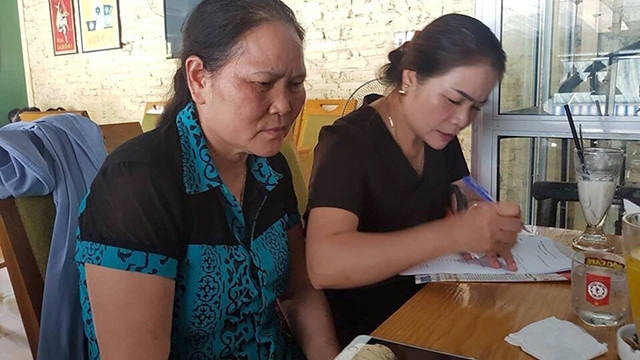 Chị Oanh (Quảng Ninh - bên trái) và chị Thúy (Hòa Bình) là hai trong số các bị hại đang làm đơn khiếu nại.