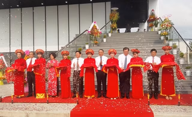 Cắt băng khánh thành.