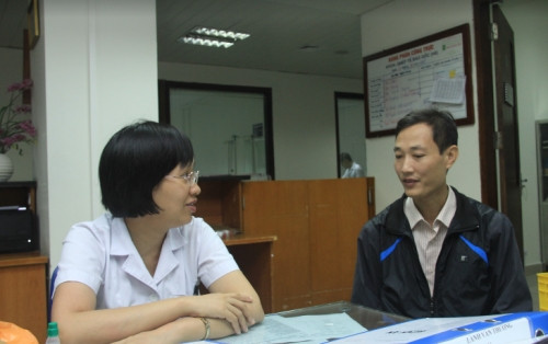 Bác sĩ Chuyên khoa II Võ Thị Thanh Bình - Trưởng Khoa Ghép Tế bào gốc (Viện Huyết học Truyền máu Trung ương) tư vấn cho người bệnh.